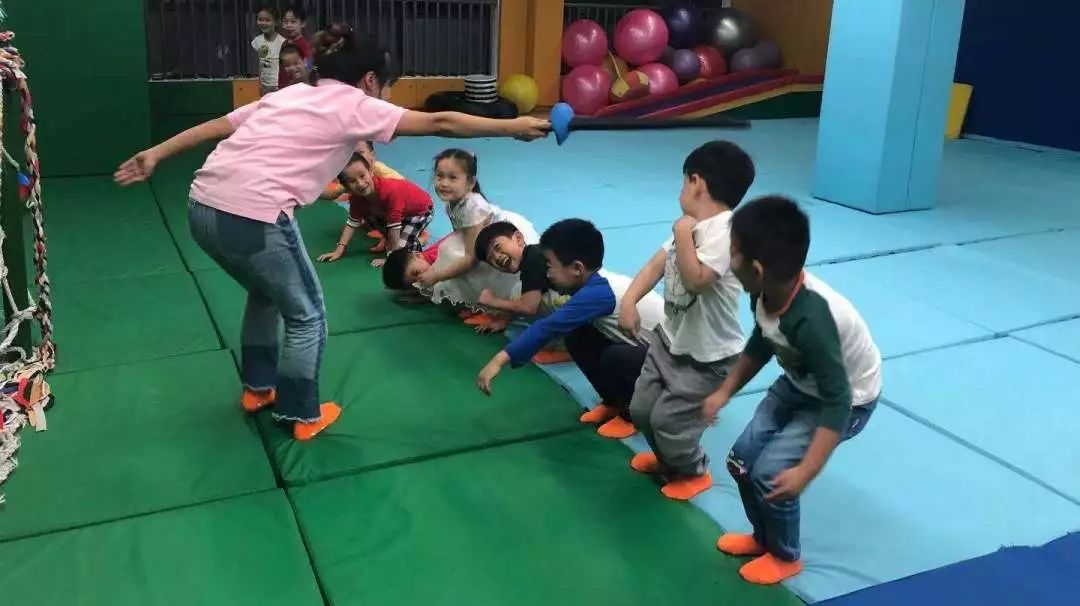 第四届芒果熊公益跳绳课正在进行中